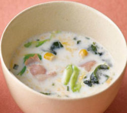 キャベツとベーコンのミルク卵スープ