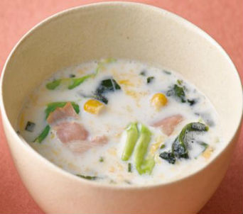 キャベツとベーコンのミルク卵スープ