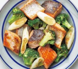 鮭とブロッコリーのマヨ炒め