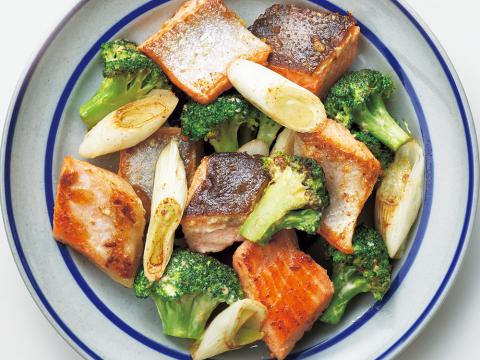 鮭とブロッコリーのマヨ炒め