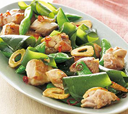 わかめと鶏肉のペペロンチーノ炒め