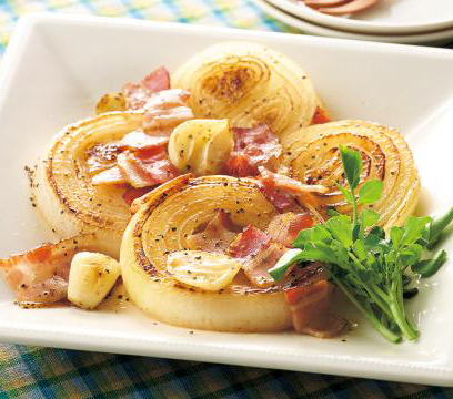 新たまとベーコンのガリバタ蒸し焼き