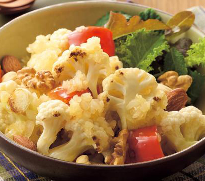 カリフラワーとナッツのホットサラダ