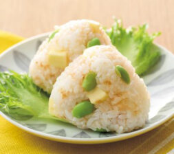 おかかチーズと枝豆のオイルおにぎり